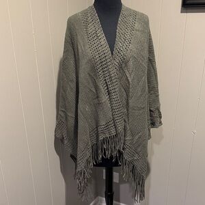 Collectioneighteen Chic Women's One Size Gray Knit Poncho with Fringe